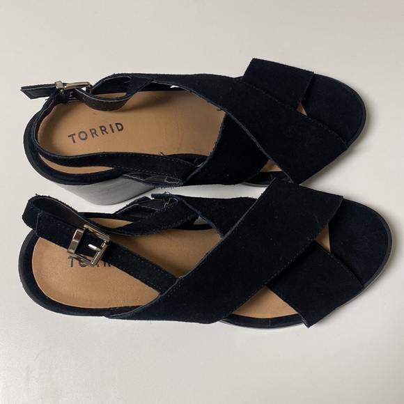 Torrid Black Criss Cross Stacked Block Sandals - Picture 4 of 11
